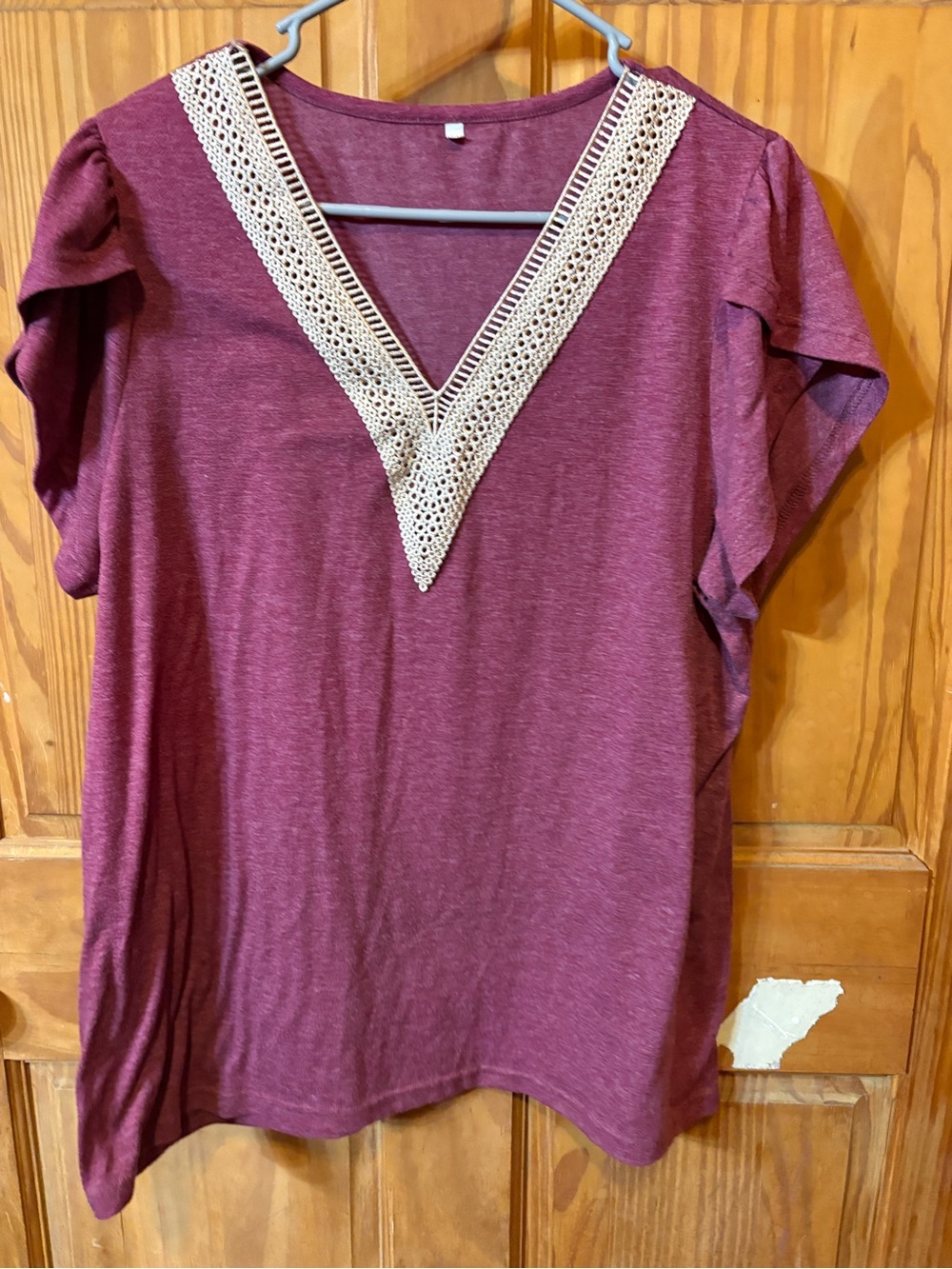 VEGAS_POSH 
Women's Short Sleeve V-Neck Tee with Crochet Trim - Maroon